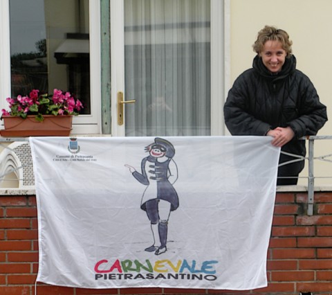 Giovanna Piloni con bandiera di Sprocco